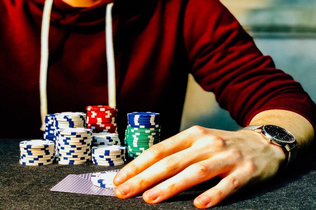 COMMON BEGINNER MISTAKES TO AVOID IN POKER